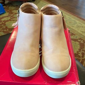 GUC. Dream Pairs pink wedge sneakers. Size 2.